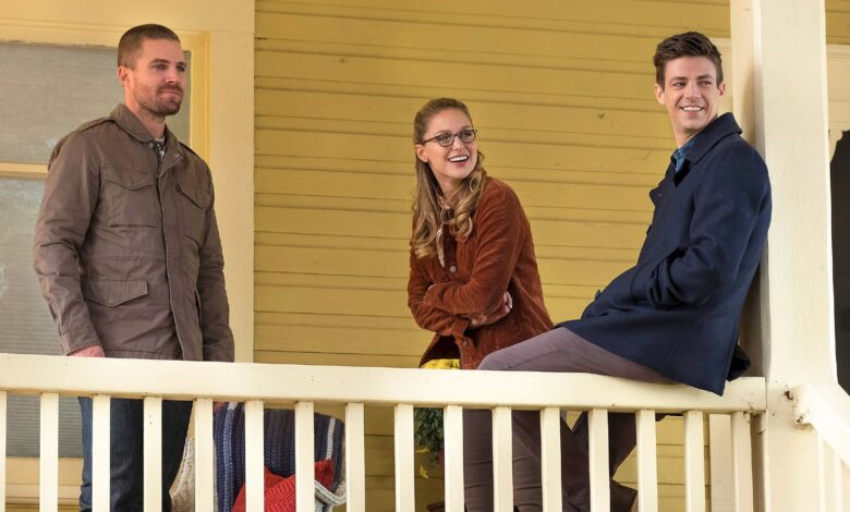 Arrow, Flash y Supergirl Stars cuelgan en Arrowverse Crossover Throwback Image