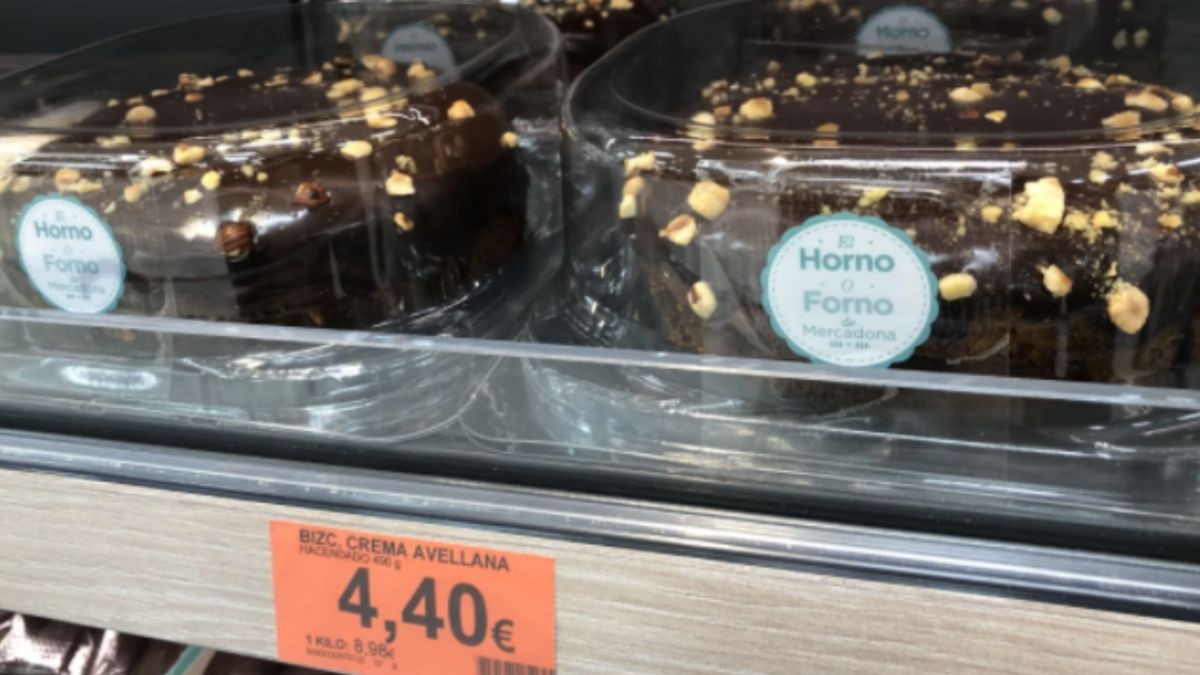 Así es el bizcocho con crema de avellana que triunfa en Mercadona