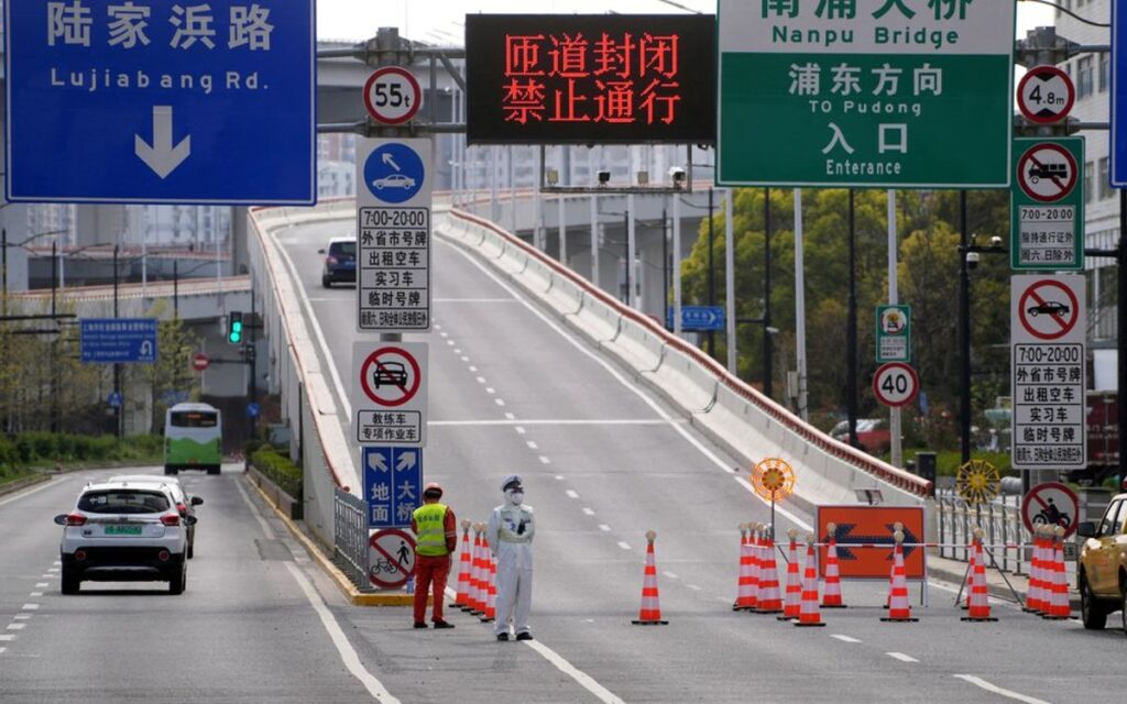 Automotrices luchan por sostener producción mientras Shanghái ordena confinamientos