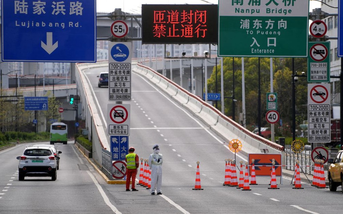 Automotrices luchan por sostener producción mientras Shanghái ordena confinamientos