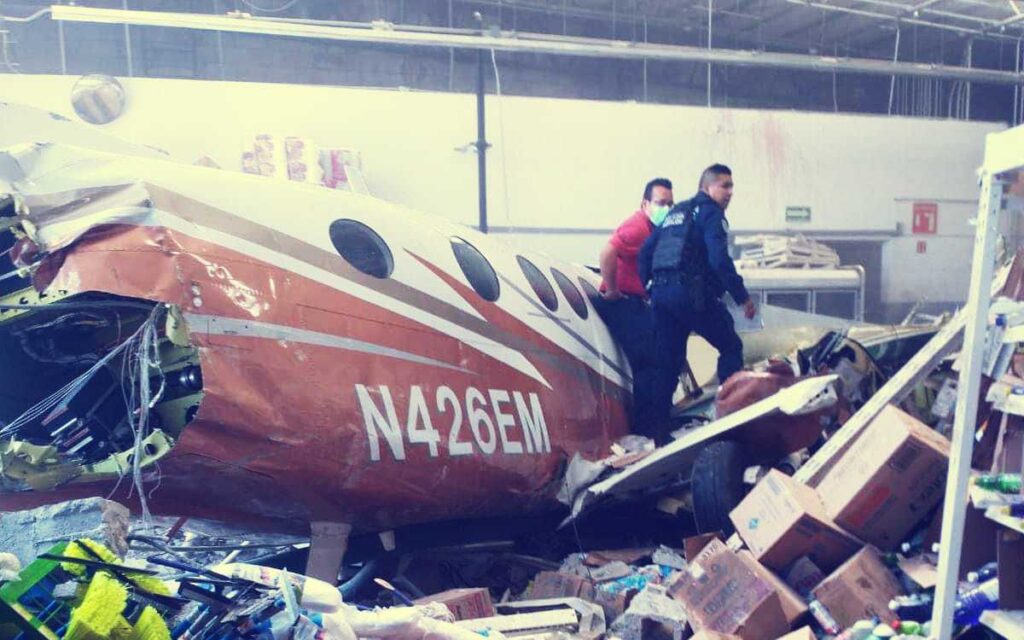 Avioneta se desploma en supermercado de Temixco; tres muertos y cuatro heridos