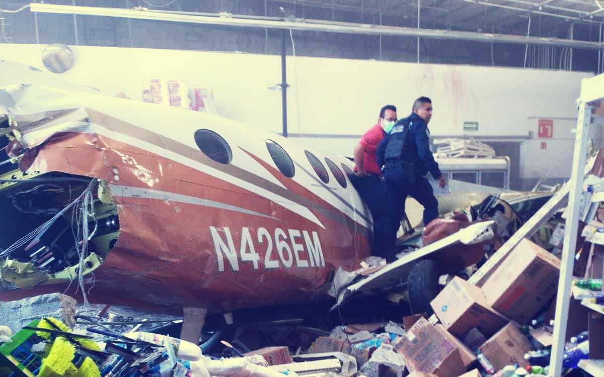 Avioneta se desploma en supermercado de Temixco; tres muertos y cuatro heridos