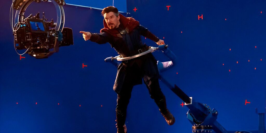 Benedict Cumberbatch filma un truco en Doctor Strange 2 BTS Imágenes