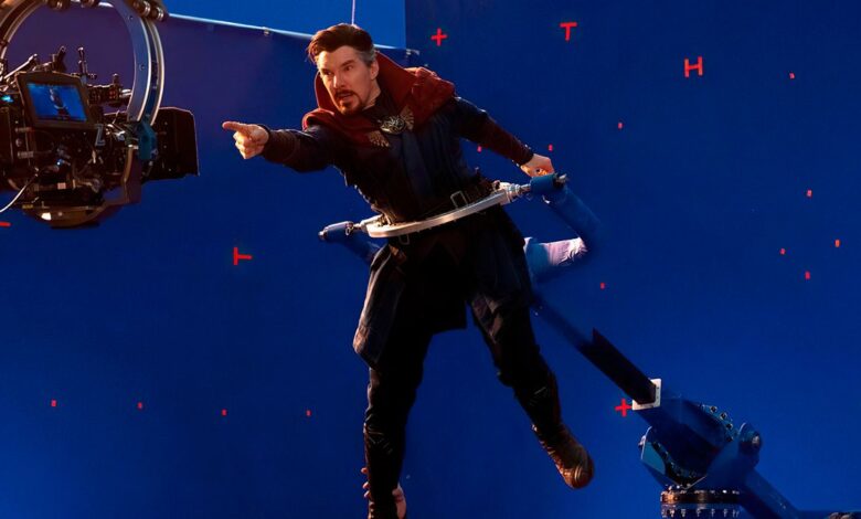 Benedict Cumberbatch filma un truco en Doctor Strange 2 BTS Imágenes