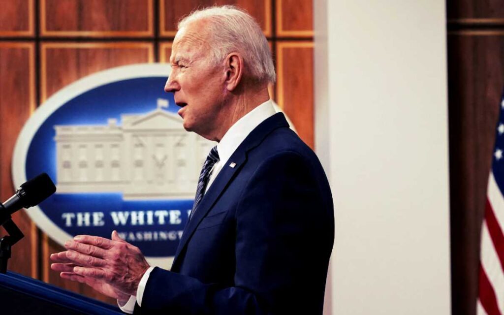 Biden libera cantidad récord de petróleo de la Reserva Estratégica para bajar precios