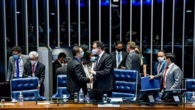 Un grupo de diputados habla en el Congreso de Brasil, el pasado 17 de febrero.