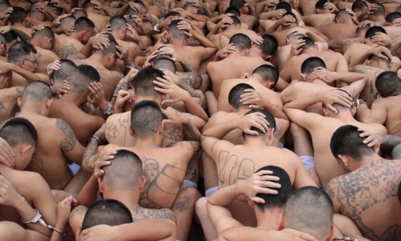 Bukele recorta comida y aísla a 16 mil presuntos pandilleros presos ante ola de violencia