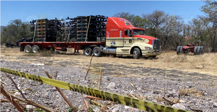 Caen dos asaltatraileros, recuperan tráiler cargado con chasis de autos, en Santa Rosa Jáuregui