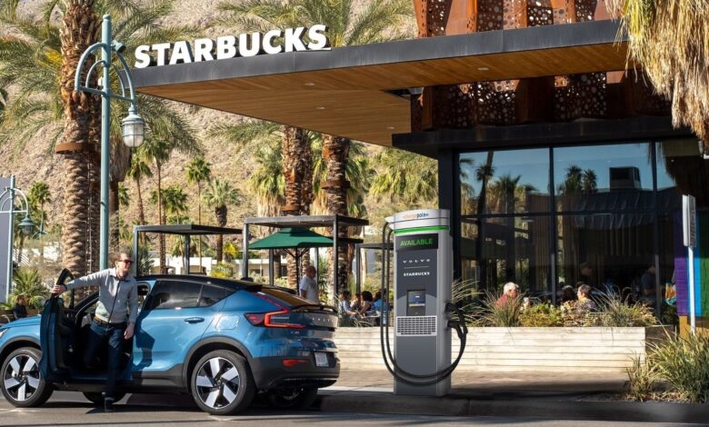 Cargar un vehículo eléctrico mientras tomas Starbucks ahora es una realidad