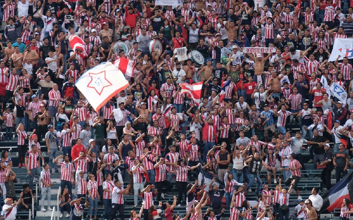 Chivas da el primer paso: excluye a barras del Clásico nacional