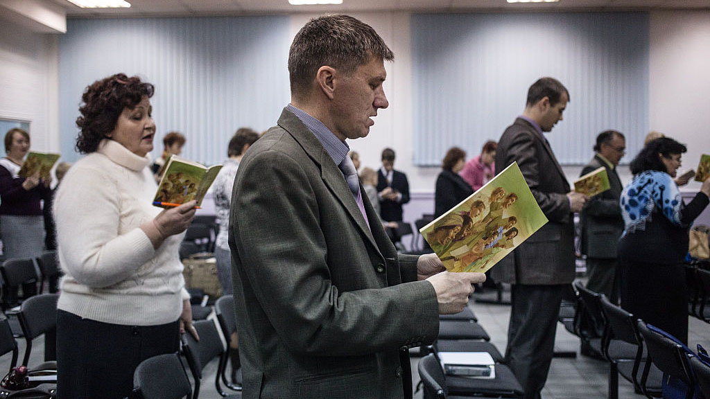 Cientos de Testigos de Jehová huyen de Rusia
