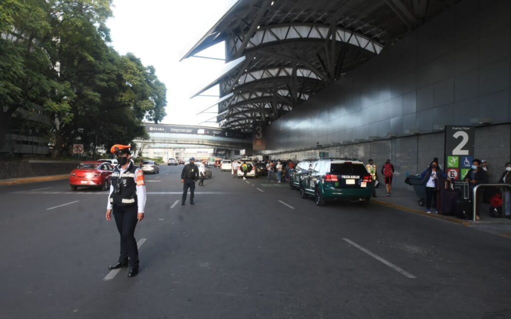 Cofece multa al AICM con 849 mdp por bloquear autobuses