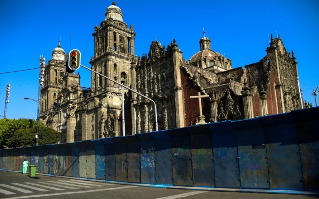 Colocan vallas metálicas en Catedral Metropolitana ante la marcha del 8M | Video