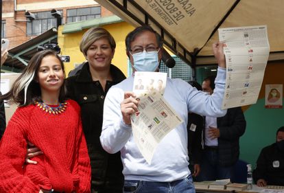 Gustavo Petro, uno de los precandidatos a la Presidencia de Colombia de Pacto Histórico, vota en Bogotá (Colombia).