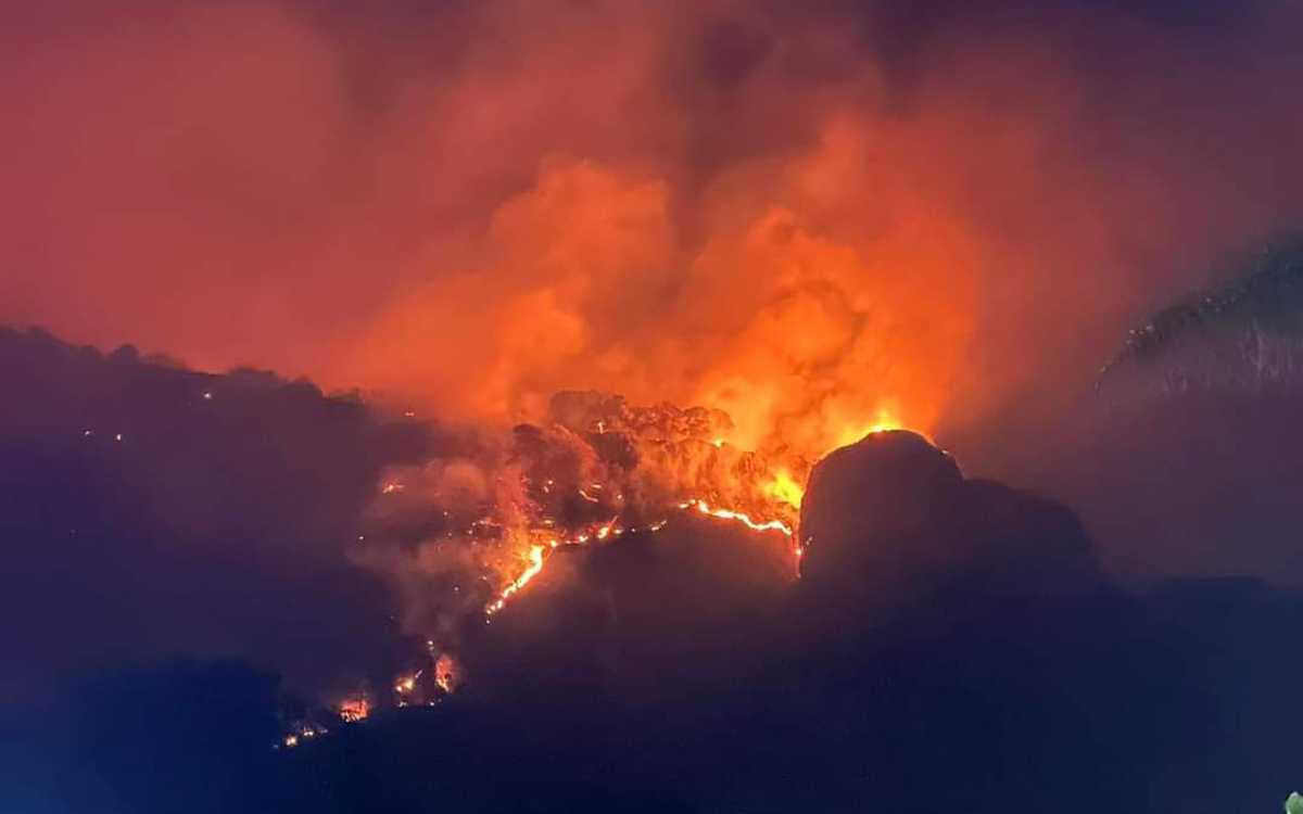 Combaten incendio en Tepoztlán; helicópteros llegarán mañana