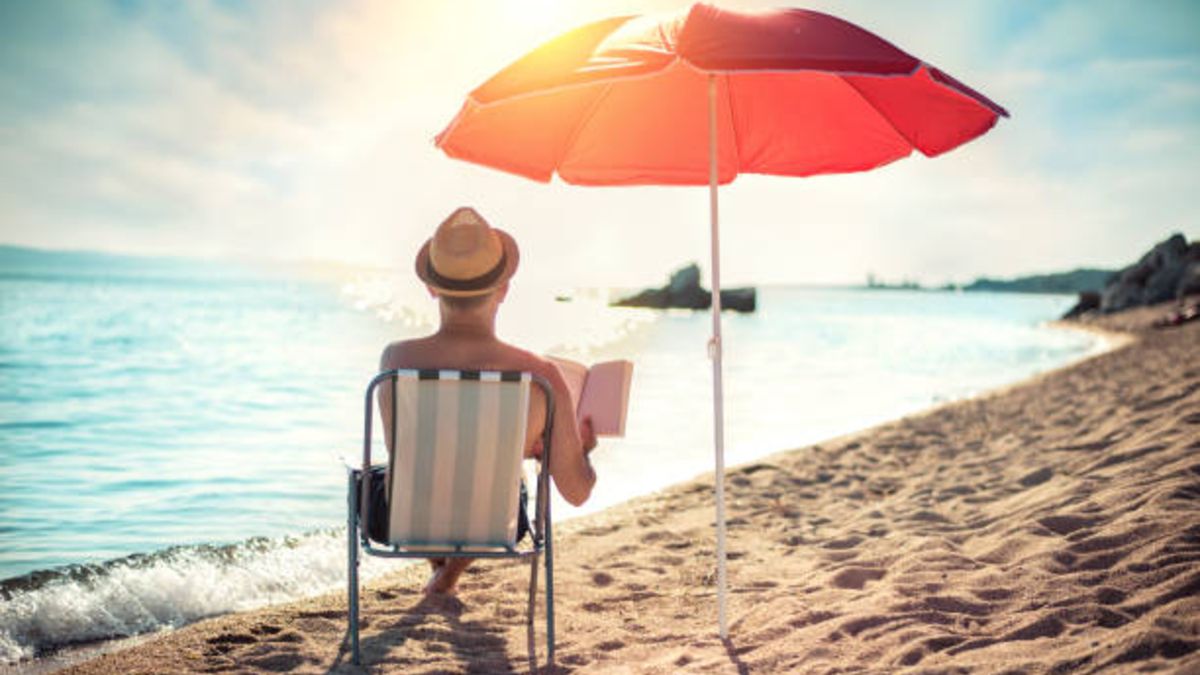 Cómo clavar la sombrilla en la playa para que no salga volando