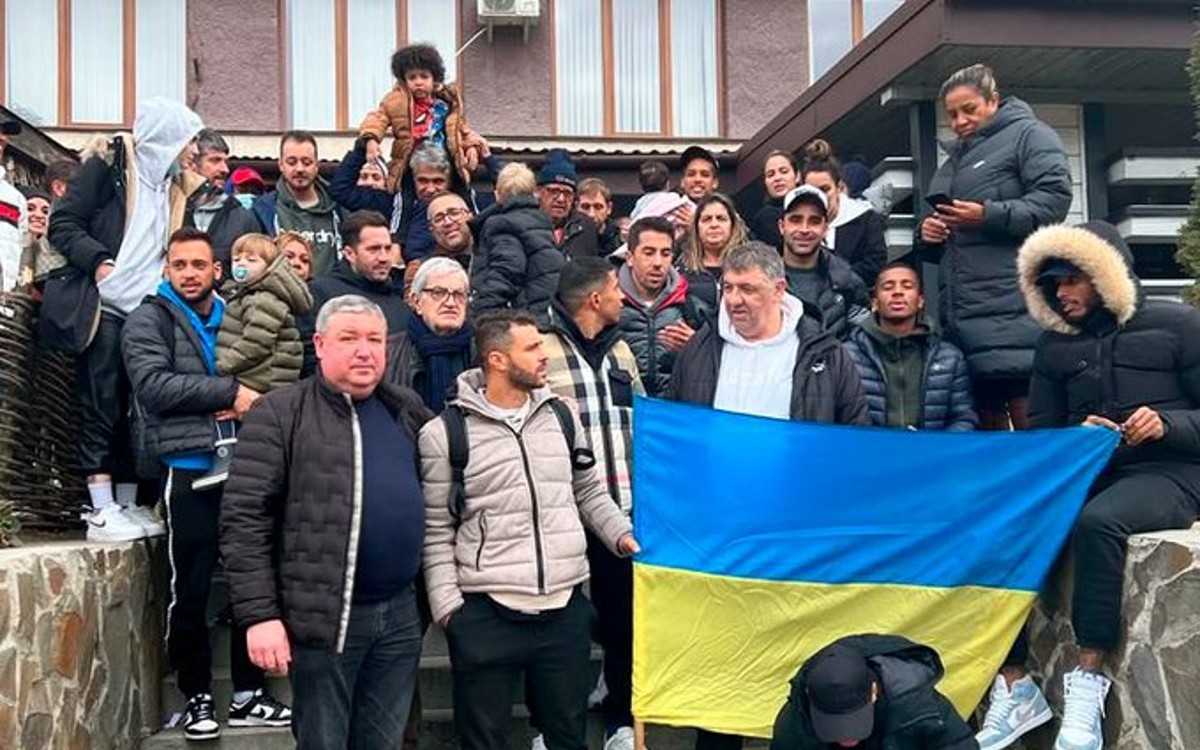 Confirma Shakhtar Donetsk que sus futbolistas brasileños ya salieron de Ucrania | Video