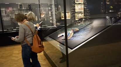 Visitantes del Museo Etnográfico de Viena, con audioguías frente al Penacho de Moctezuma.