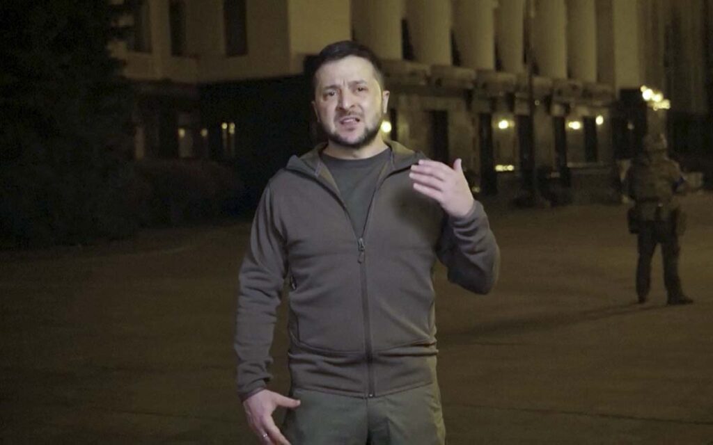 Conversan Biden y Zelenski sobre más ayuda militar y negociaciones con Rusia