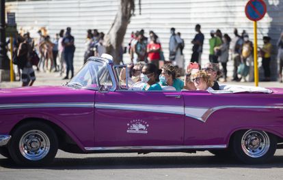 Un automóvil clásico transita con turistas el 22 de febrero, en La Habana.