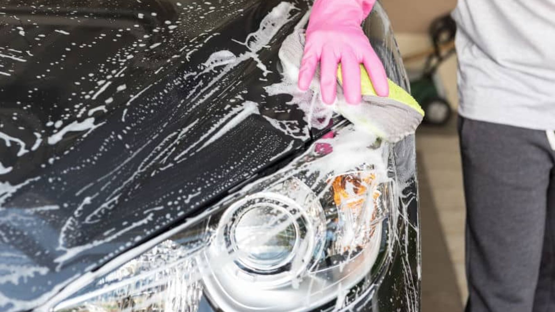 Deberás limpiar así el coche si no quieres rayarlo tras la calima