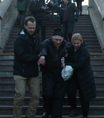 Paciente procedente del Centro Neurológico de Severodonetks, en el Donbás, a su llegada a la Estación Central de Lviv, en Ucrania.