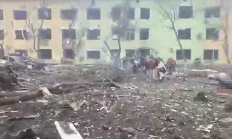 Denuncia Zelensky ataque ruso a hospital de maternidad en Mariúpol | Video