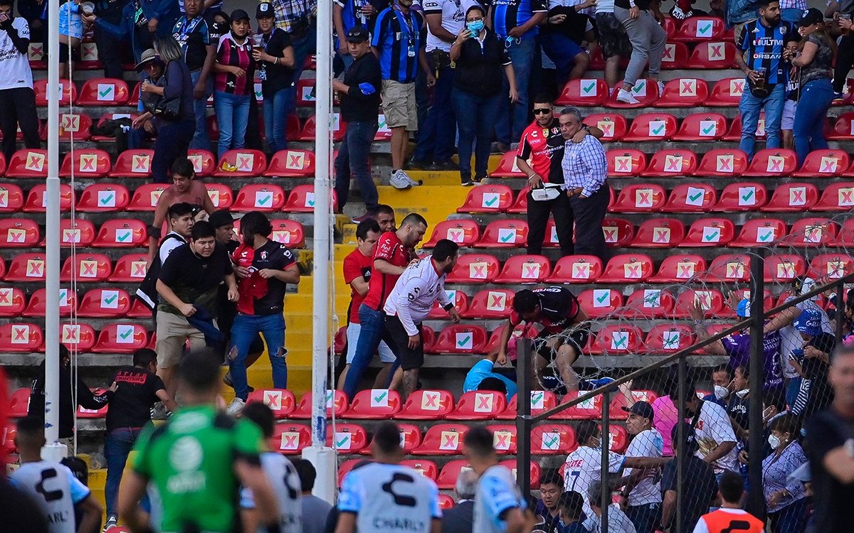 Detienen a policías por no intervenir en la batalla campal de El Corregidora | Tuit
