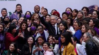 Día de la Mujer en Palacio Nacional: críticas al ‘neoliberalismo’ y porras a AMLO