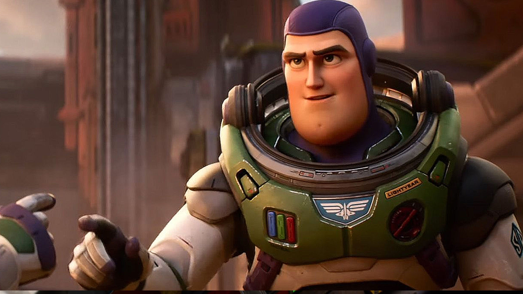 Disney recupera un beso lésbico en ‘Lightyear’ para frenar las acusaciones de homofobia