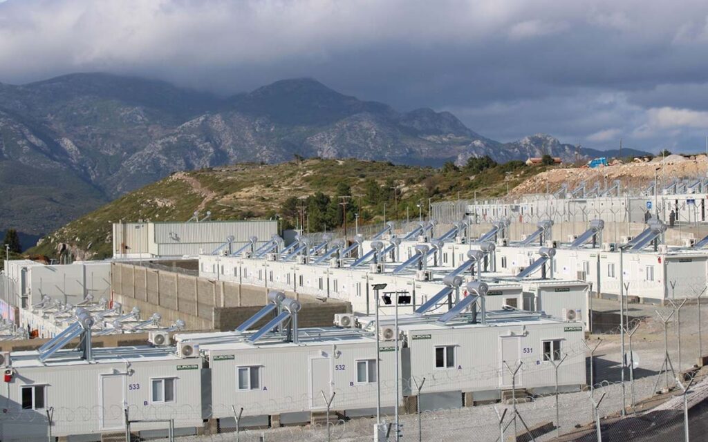 Documentan que centro de refugiados en Grecia opera como una 'prisión'