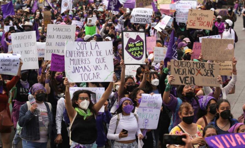 Dominan cánticos y bailes en marcha del 8M en CDMX