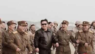 El líder norcoreano, Kim Jong-un, junto a unos militares durante lo que, según los medios oficiales, fue el lanzamiento del misil intercontinental Hwasong-17 el pasado jueves.