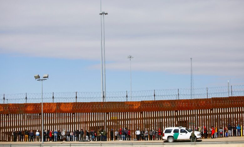 EU analiza poner fin a expulsión de migrantes a México por razones sanitarias