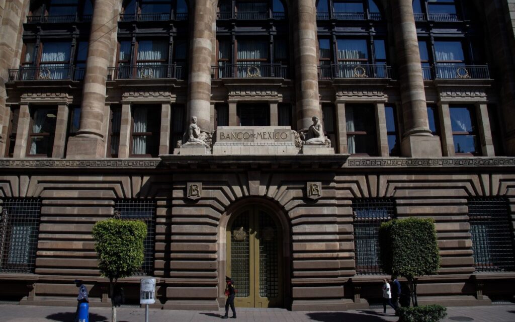 Economía de México crecerá menos de lo previsto en 2022, estima Banxico