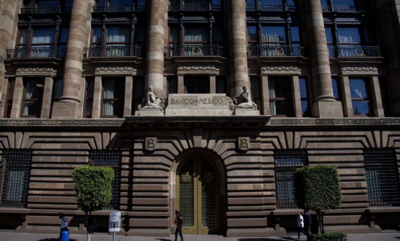 Economía de México crecerá menos de lo previsto en 2022, estima Banxico