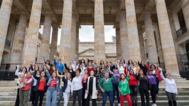 Una imagen con algunas de las candidatas en las lesgislativas, en las escalinatas del Congreso de la República en Bogotá.