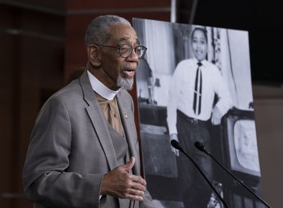 El congresista Bobby Rush, demócrata de Illinois, habla sobre la ley que lleva el nombre del adolescente asesinado en 1955, Emmett Till, en Misisipi, en una foto de archivo.