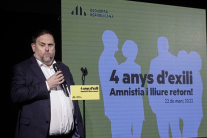 El presidente de ERC, Oriol Junqueras, interviene en el acto titulado "Cuatro años de exilio. ¡Amnistía y libre retorno!", este martes en Barcelona.
