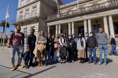 Familiares de los marineros fallecidos en el naufragio del buque 'Villa de Pitanxo', tras una reunión en la subdelegación del Gobierno de Galicia, este jueves en Pontevedra.