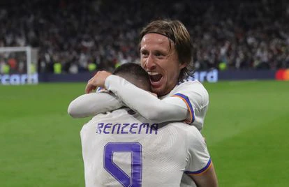 Luka Modric abraza a Benzema para celebrar el pase a cuartos de final de la Liga de Campeones tras derrotar al PSG.