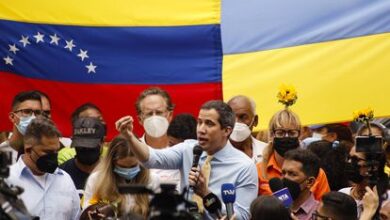 Juan Guaido (C), ofrece una habla a la prensa la semana pasada en Caracas, cuando todavía no se había dado a conocer la entrevista.
