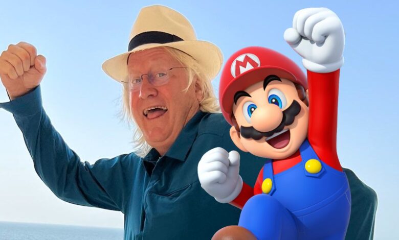 El actor de Mario Charles Martinet celebra el día MAR10 con una pose clásica