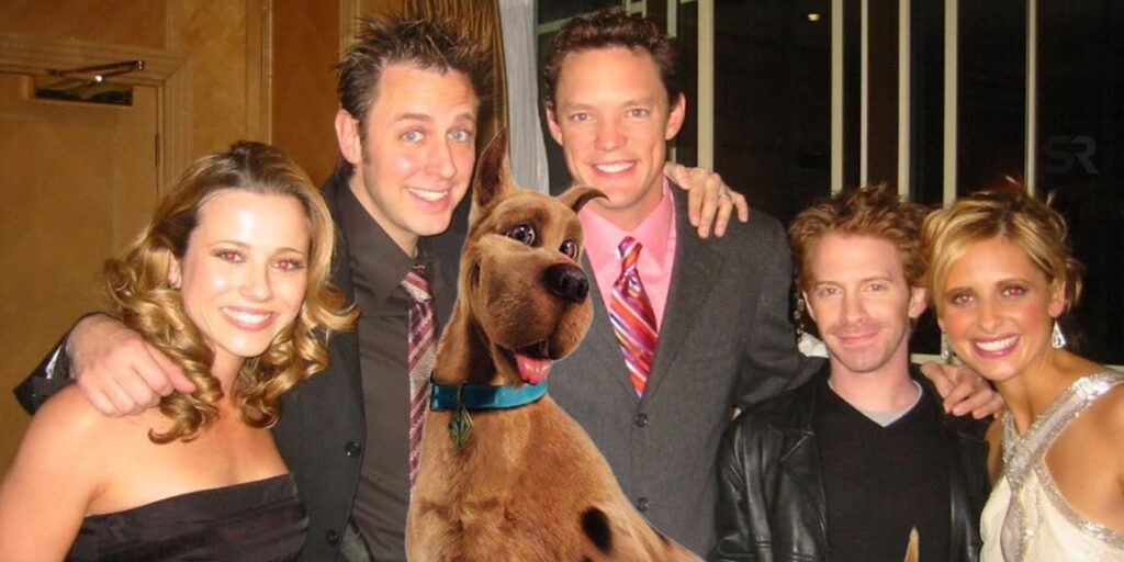 El elenco de Scooby Doo 2 posa con James Gunn en una imagen retrospectiva de 2004