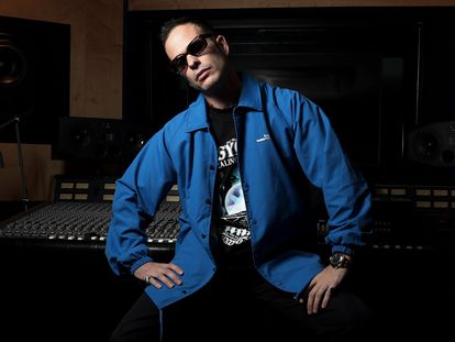 El músico, compositor y productor musical Alizzz en los estudios de grabación de Mapa Música en Madrid.