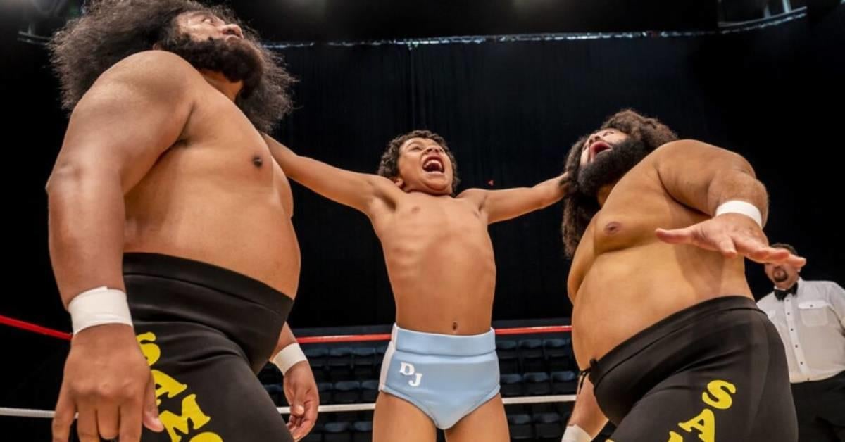 El estreno de la temporada 2 de Young Rock está cargado de referencias de lucha libre profesional