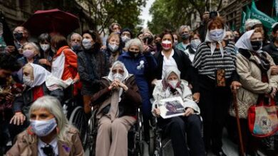 Miembros de las Madres de Plaza de Mayo participan con miles de personas en una marcha por el Día Nacional de la Memoria por la Verdad y la Justicia, que recuerda el golpe militar de 1976, este jueves en Buenos Aires.