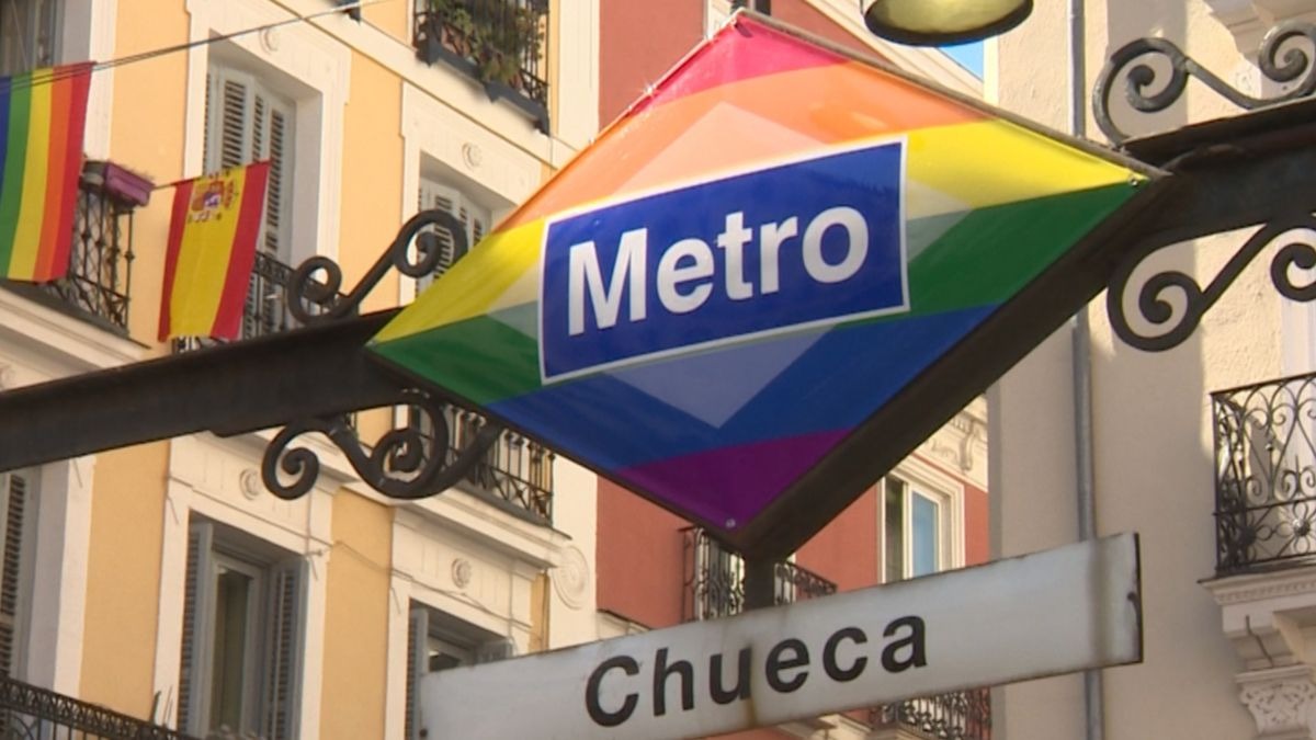 El logo de Metro Madrid con los colores arcoíris lucirá en Chueca de forma permanente