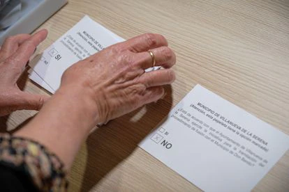 Recuento de votos en Villanueva durante el referéndum, el pasado 20 de febrero.