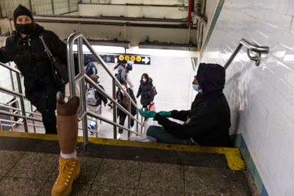 Un indigente pide ayuda en una estación de metro de Nueva York.